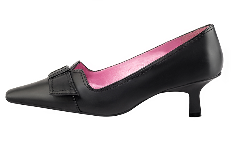 Satin black women's dress pumps, with a knot on the front. Tapered toe. Medium spool heels. Profile view - Florence KOOIJMAN